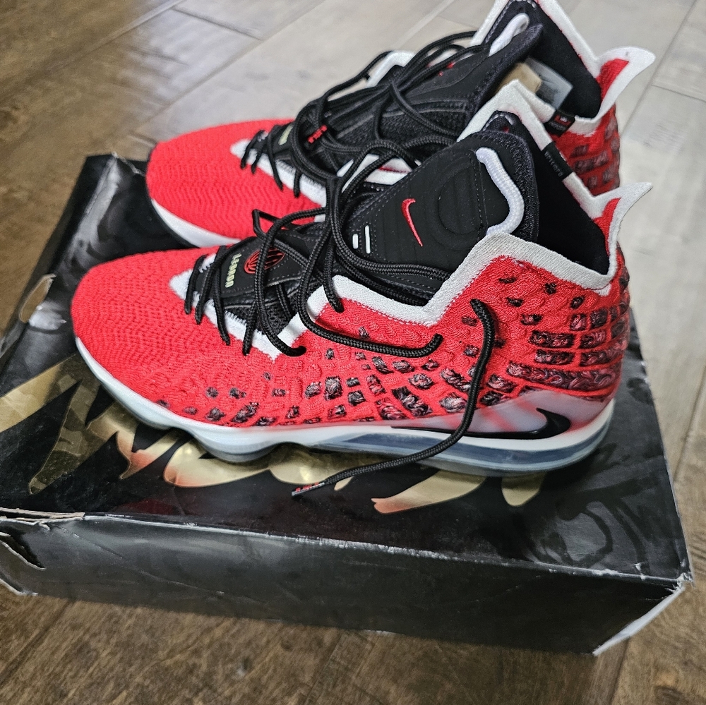 Mens LeBron XVII Sneakers size 11